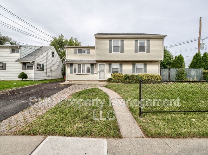 Carteret House: 74 Markowitz St