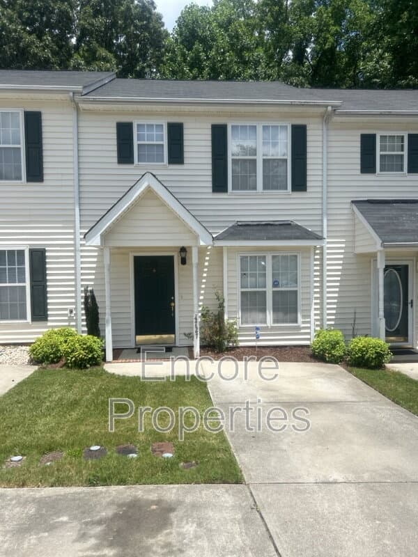 Raleigh House: 4727 Tanglewood Oaks St