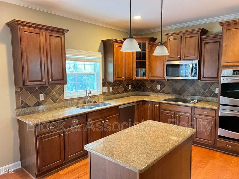 Cary House: 936 Bentbury Way