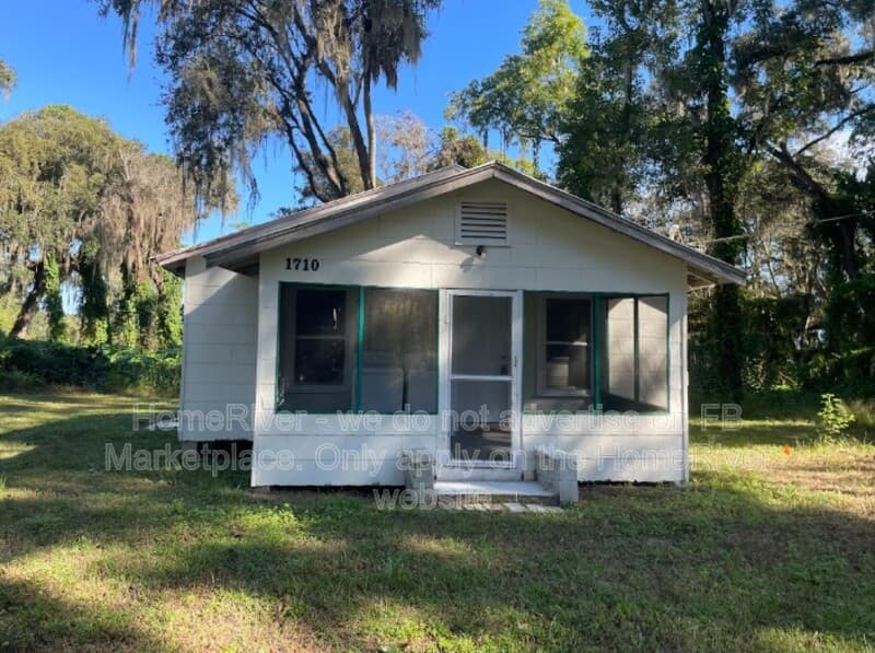 Lake Panasoffkee House: 1710 NW 29th Rd