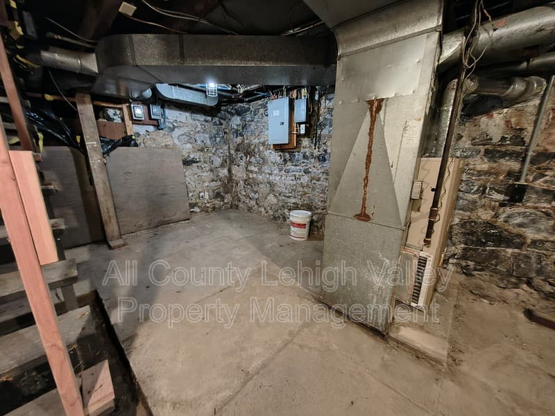Easton House: 50 N 7th St