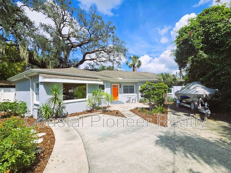 Tampa House: 7301 N 13th St