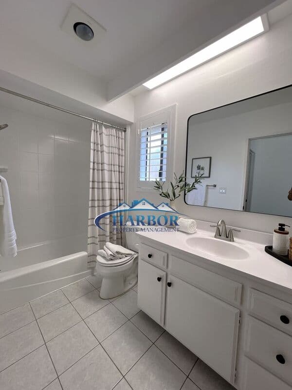 Hawthorne Townhome: 14468 Yukon Avenue