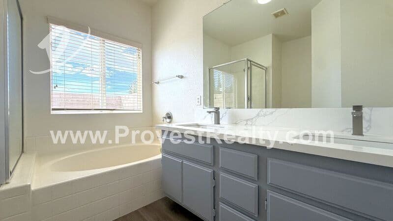 Victorville House: 13532 Boulder Ln