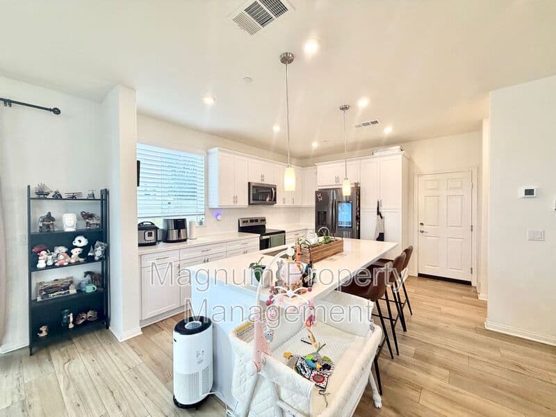 Lake Elsinore House: 970 Helena Ridge