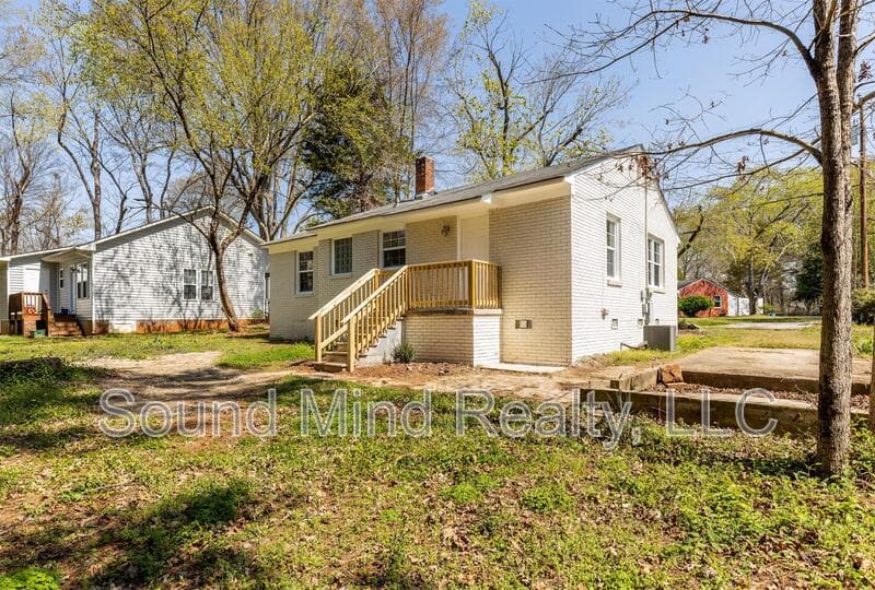 Raleigh House: 418 Lamont Street