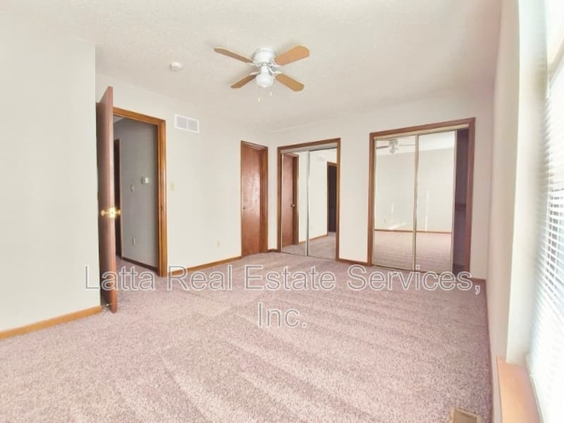 Independence Townhome: 18919 E Manor Dr