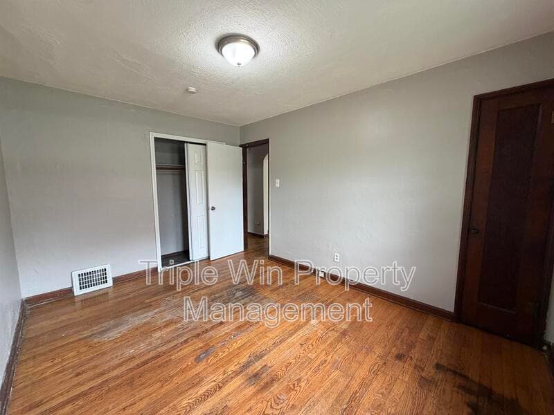 Saint Louis House: 8126 Albin Ave