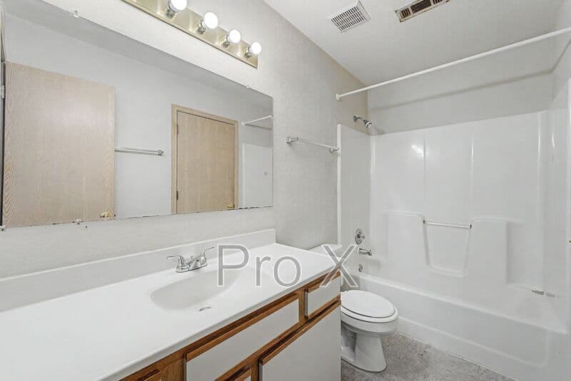 Fayetteville House: 1366 E Sequoyah Ct