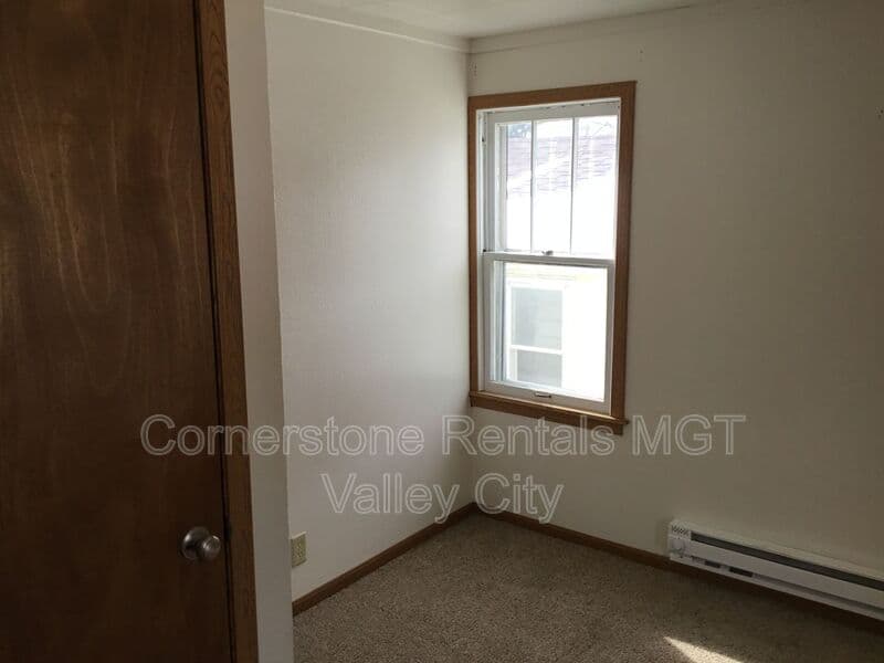 Valley City House: 208 5th Ave SW #6