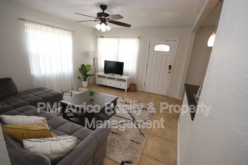 Tampa House: 1918 W Walnut St