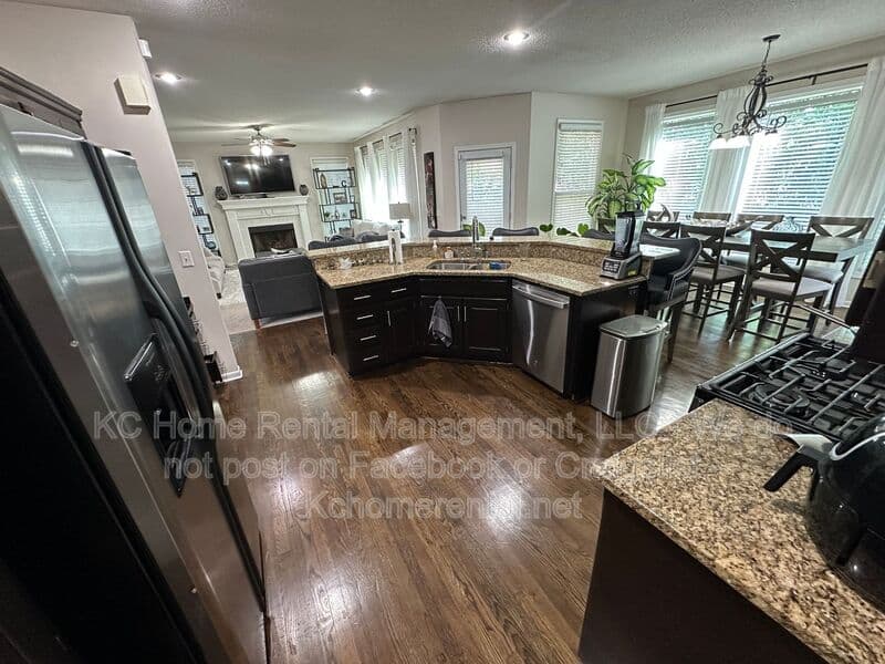 Overland Park House: 11429 W 142nd Ter