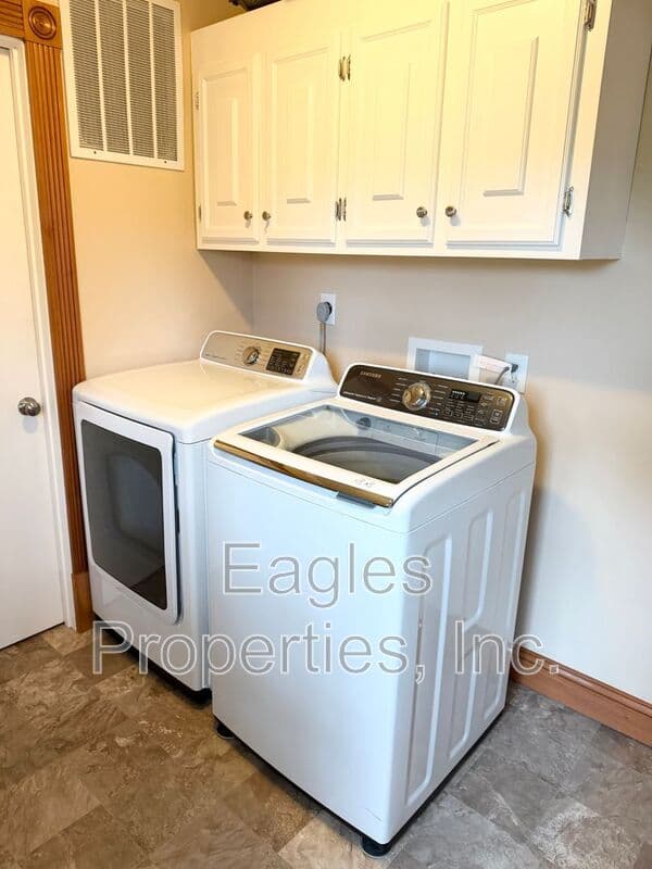 Dudley House: 1380 GENOA RD
