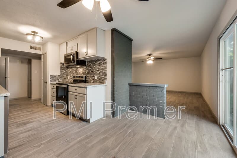 North Richland Hills House: 7021 Lincolnshire Ln