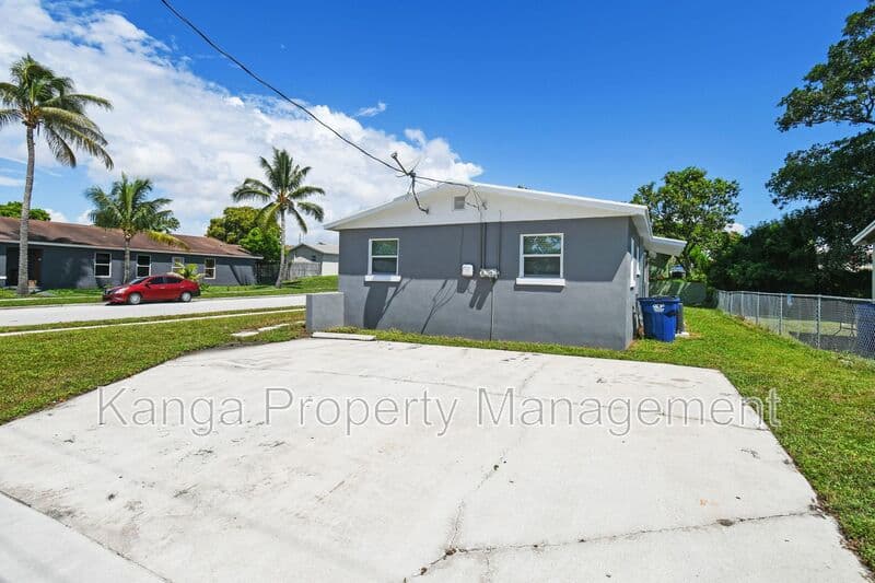 Riviera Beach Condo: 968 W 9th St