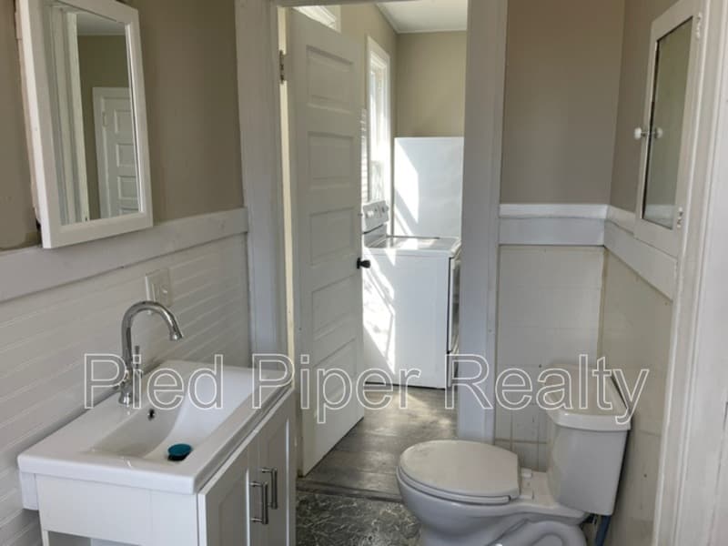 Freeport Condo: 434 1/2 S State Ave