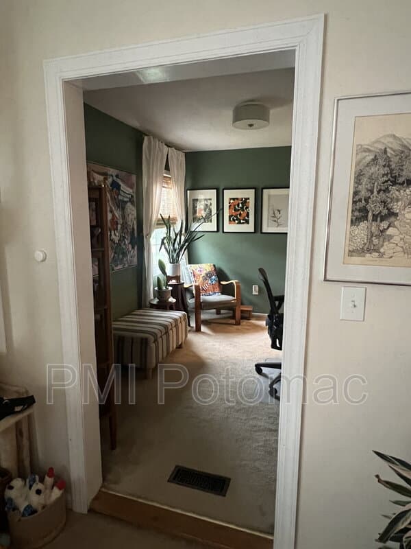 Bowie House: 12618 Kavanaugh Ln
