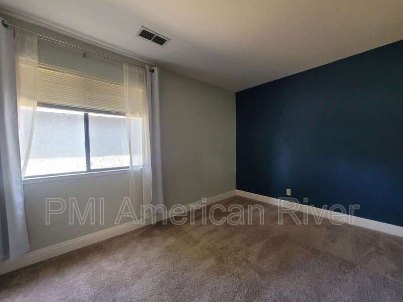 Sacramento House: 284 River Run Cir