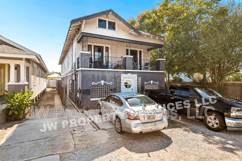 New Orleans House: 320 N Olympia