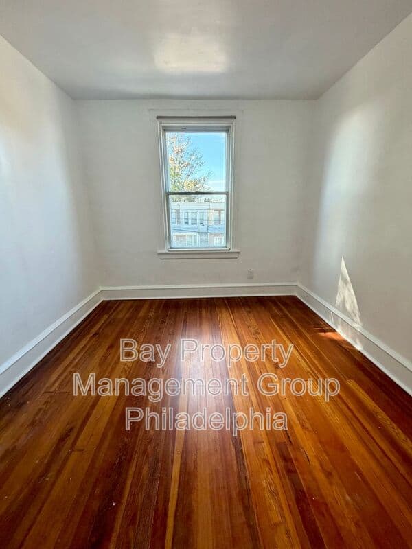 Collingdale House: 7 Rhodes Ave
