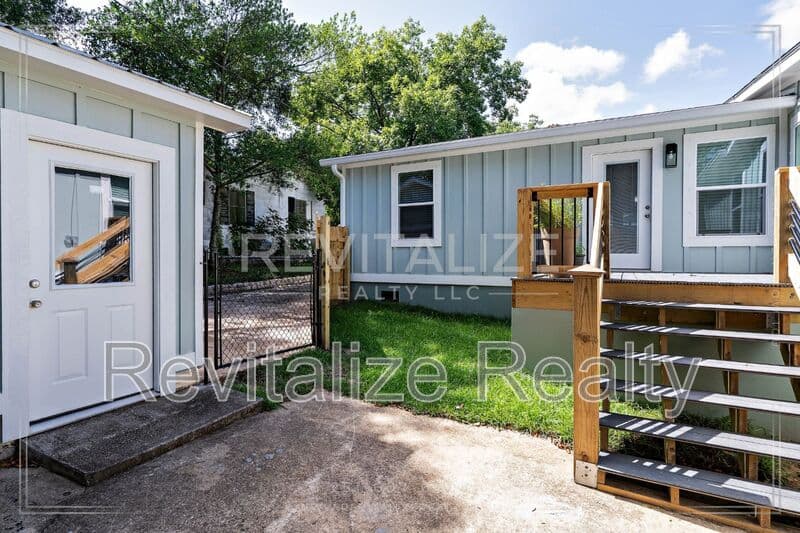 Mobile House: 80 Hathaway Rd N