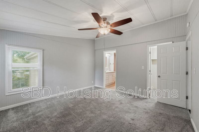 Blue Springs House: 104 N Countryside Ln