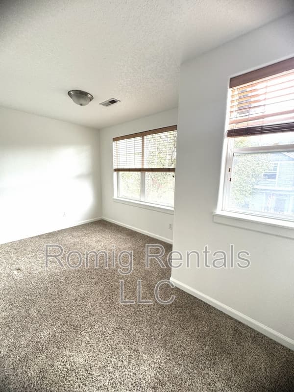 Vancouver House: 5822 Northeast 59th Circle