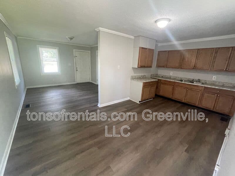 Spartanburg House: 695 Saxon Ave
