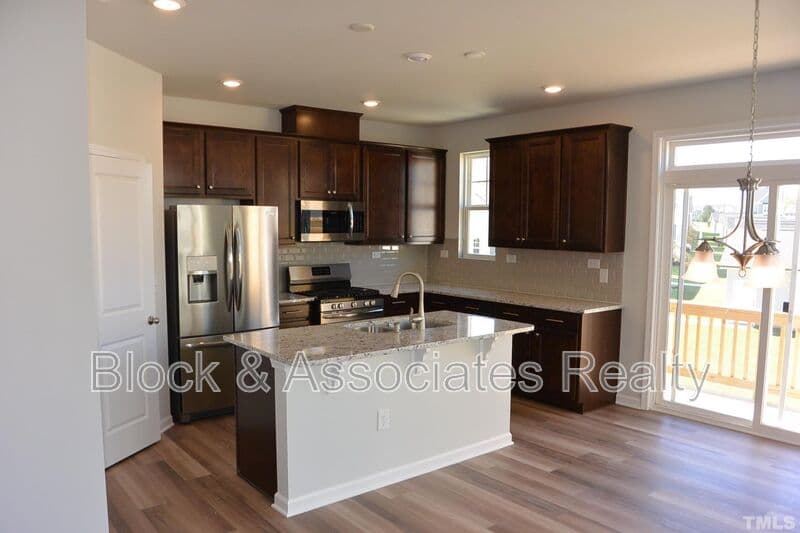 Apex House: 2909 Great Lawn Road