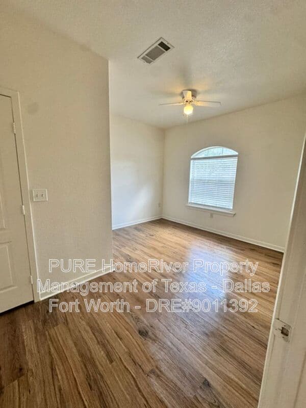 Grapevine Apartment: 400 Glade Road