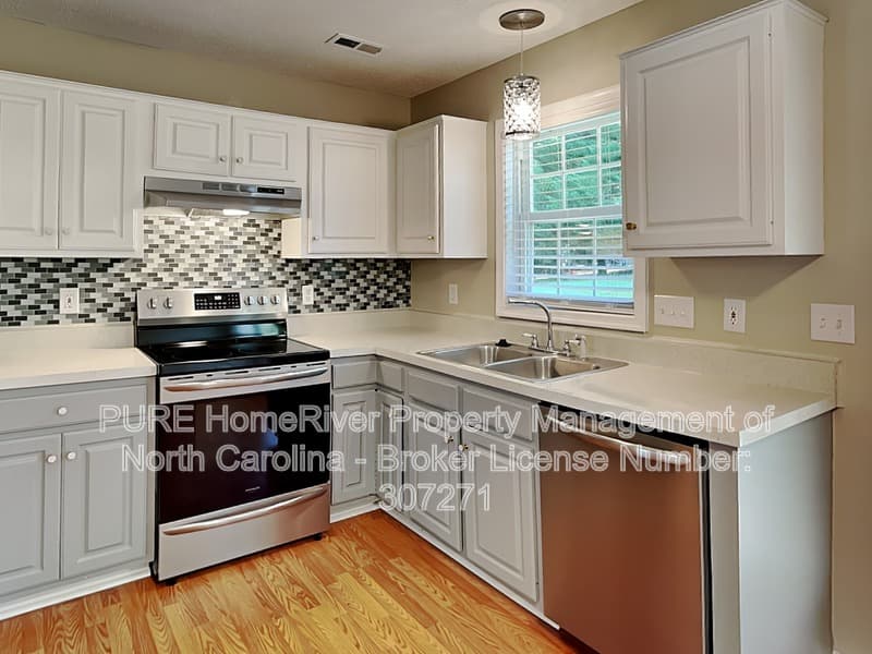 Greensboro House: 822 Banner Oak Ct