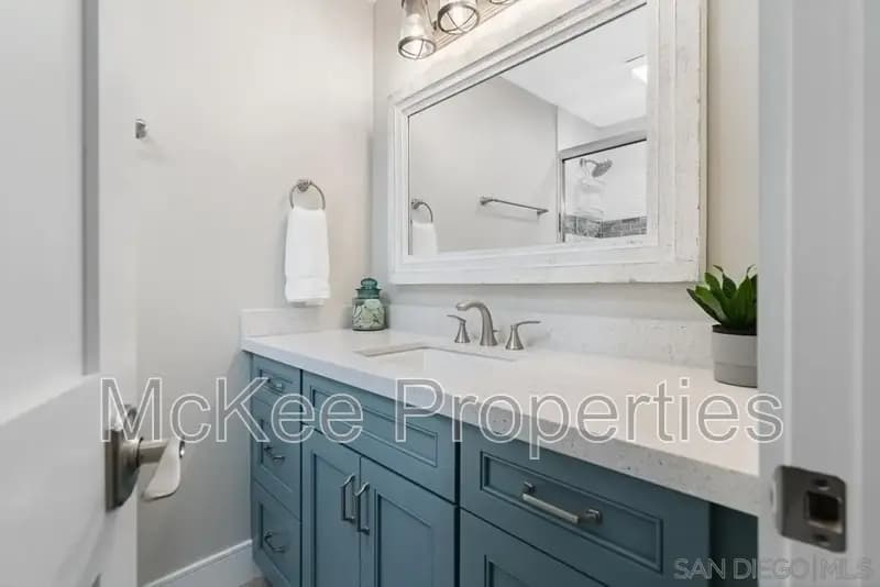 Coronado Condo: 516 E Avenue
