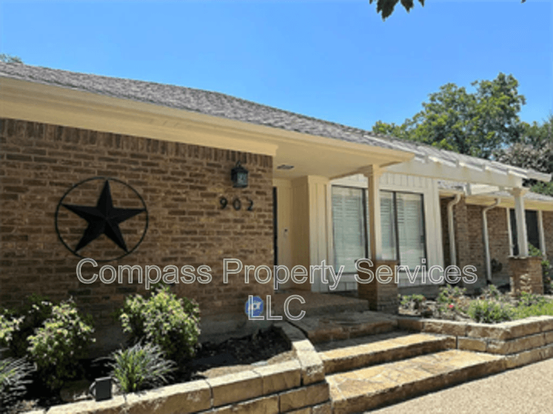 Woodway House: 902 Woodland West