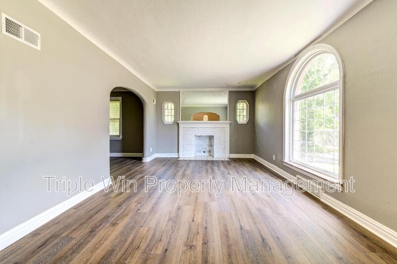 Saint Louis House: 8601 Virgil Ave