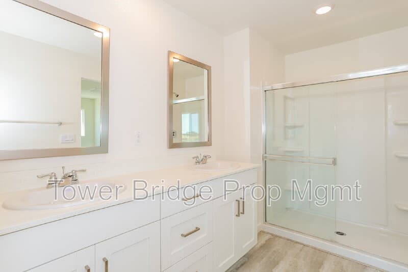 Roseville House: 2033 Blue Star Drive