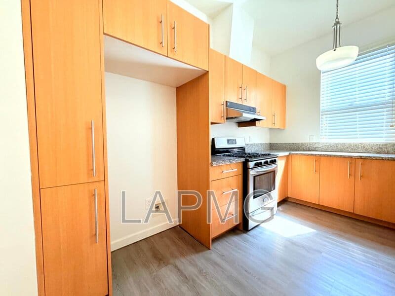Van Nuys House: 6428 Woodley Avenue