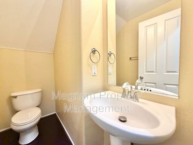 Murrieta House: 35792 Hazelhurst St