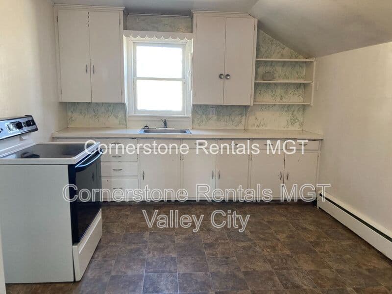 Valley City House: 529 2nd St SW #3