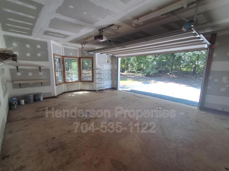 Norwood House: 5560 Old Thompson Rd