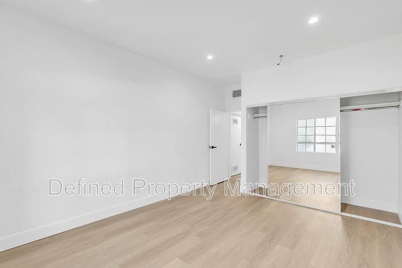 Los Angeles Condo: 1616 N Serrano Ave