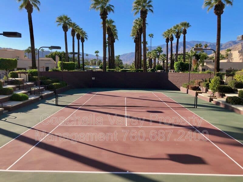 Palm Springs House: 999 Village Square South