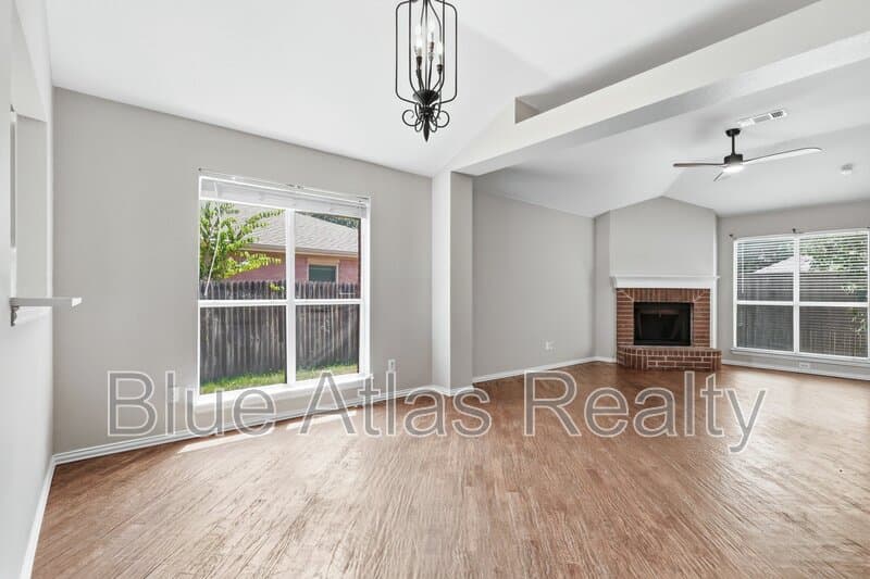 Little Elm House: 1012 Waterview Drive