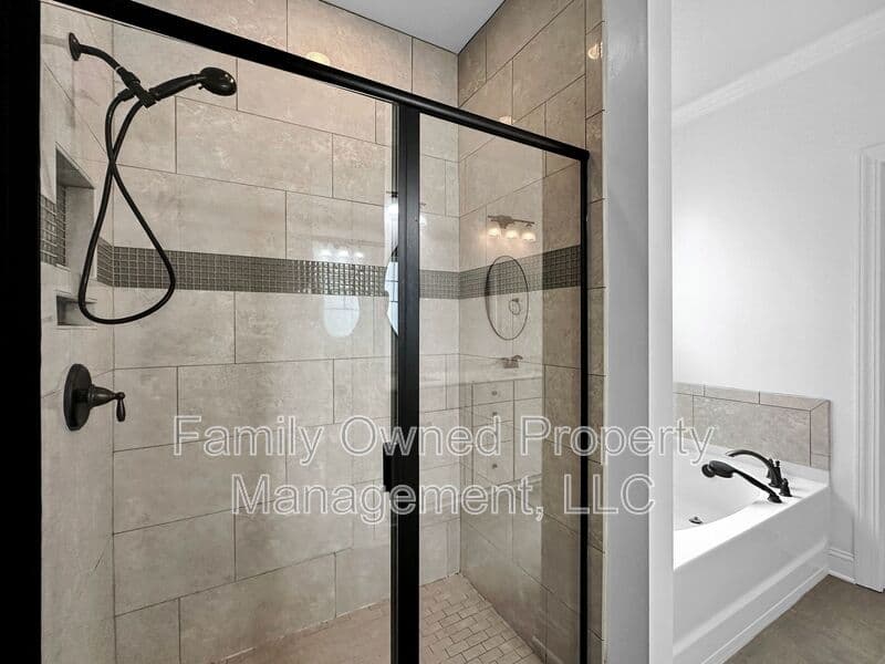 Summerville House: 128 Whaler Ave