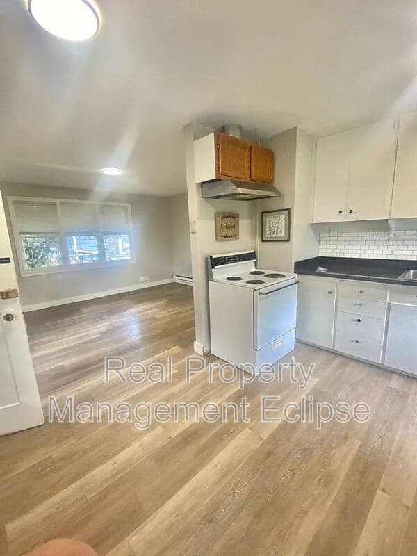 Kirkland House: 6731 104th Ave NE