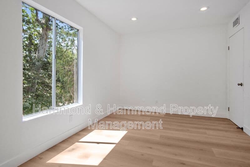 Tarzana Condo: 5700 Etiwanda Ave.