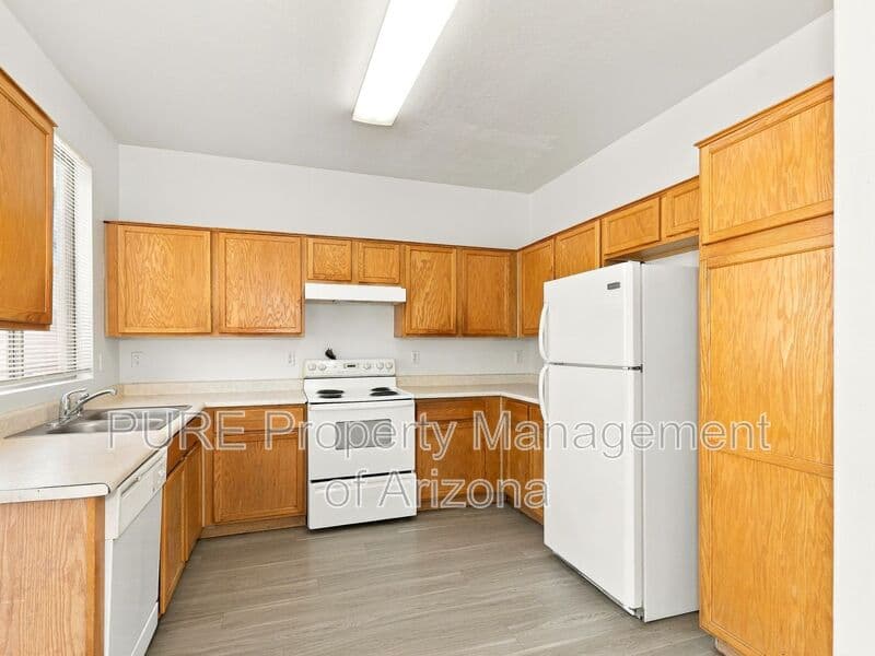 Avondale House: 11380 W Mohave St
