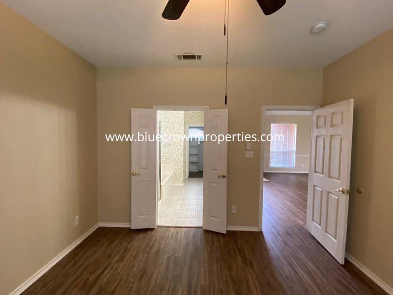 Carrollton House: 1829 Carver Dr