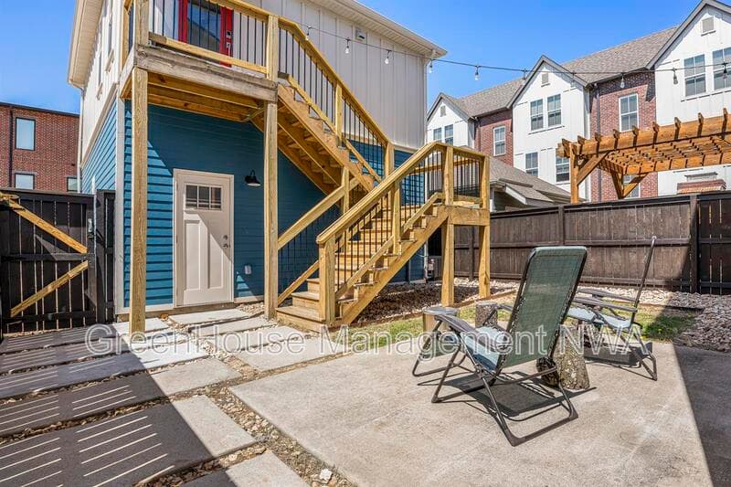 Bentonville House: 636 SW B ST