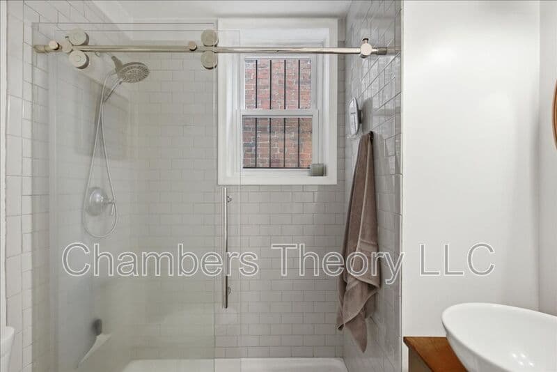 Washington House: 1630 6Th St NW