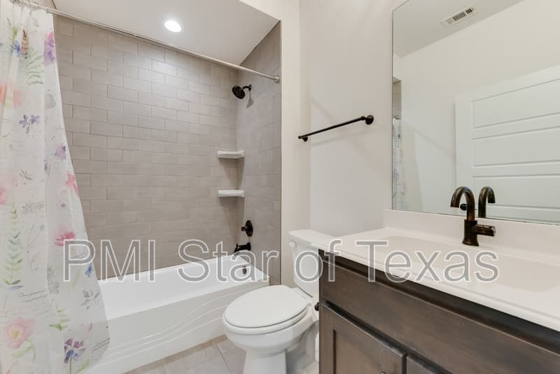 Arlington Townhome: 889 Birds Fort Trail